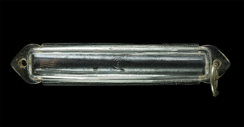 23Feb25 (35)p.jpg - ตะกรุด ตะกั่วเก่า จารยันต์ หน้าหลัง ตะกรุดเก่าสวย เข็มขลัง มี 9 ดอก ไม่ทราบที | https://kamulet.in.th